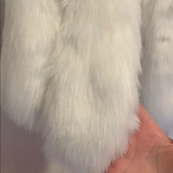 💕Last deal 💕White faux fur Vest - Picture 2 of 10